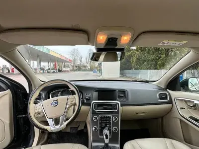 Usata Volvo V60 Summum 190 CV (139 kW) 2015 Grigio Station wagon