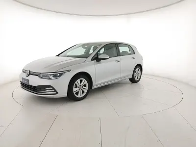 Begagnad VW Golf VIII Life 110 HK (80 kW) 2020 Silver Sedan