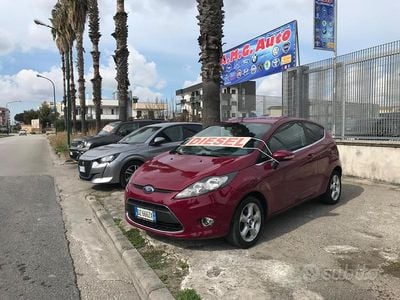 Usata Ford Fiesta Titanium 68 CV (50 kW) 2010 Rosso Utilitaria