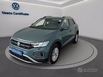 Usata VW T-Roc Life 110 CV (80 kW) 2023 Petroleum blue SUV