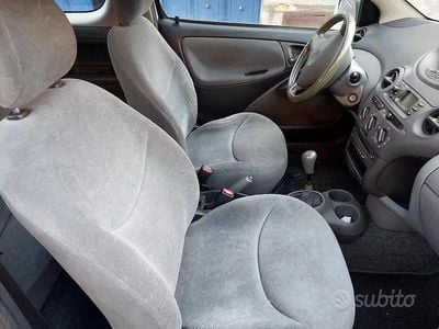 Usata Toyota Yaris 68 CV (50 kW) 2000 Grigio Utilitaria