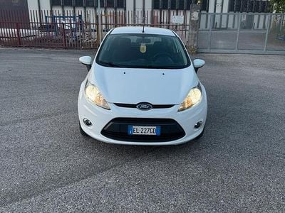 Usata Ford Fiesta 70 CV (51 kW) 2012 Bianco Utilitaria