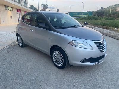 Usata Lancia Ypsilon Gold 69 CV (50 kW) 2014 Argento Utilitaria