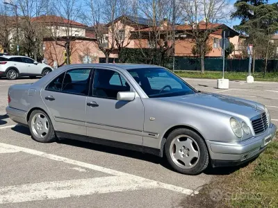 Usata Mercedes E200 136 CV (100 kW) 1996 Grigio Berlina