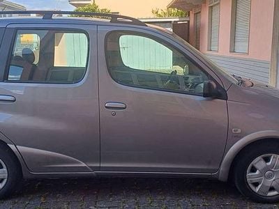 Usata Toyota Yaris Verso Luna 84 CV (61 kW) 2005 Argento Monovolume