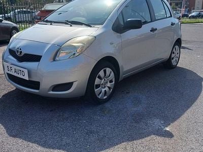 Usata Toyota Yaris 69 CV (50 kW) 2010 Argento Utilitaria
