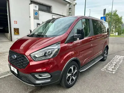 Begagnad Ford Tourneo Active 185 HK (136 kW) 2021 Röd Minibuss