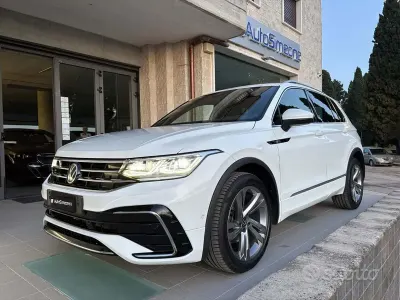 Usata VW Tiguan R-line 150 CV (110 kW) 2023 Bianco SUV