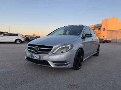 Usado Mercedes B220 Premium 170 CV (125 kW) 2014 Plateado Monovolumen