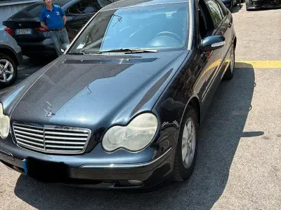 Usata Mercedes C220 122 CV (89 kW) 2004 Bluazzurro Berlina