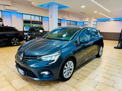 Begagnad Renault Clio V PE 101 HK (74 kW) 2022 Grå Sedan