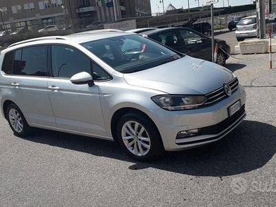 Begagnad VW Touran 2016 Grå Minibuss