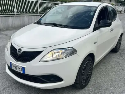 Usata Lancia Ypsilon Gold 69 CV (50 kW) 2018 Bianco Utilitaria