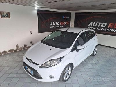 Usata Ford Fiesta Titanium 97 CV (71 kW) 2012 Bianco Utilitaria