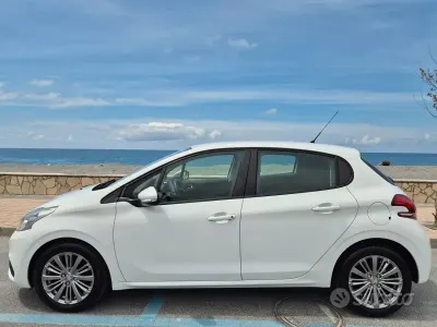 Usata Peugeot 208 Allure 82 CV (60 kW) 2017 Bianco Utilitaria