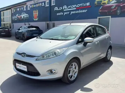 Usata Ford Fiesta Titanium 70 CV (51 kW) 2012 Grigio Berlina