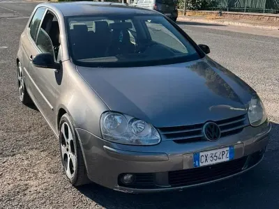 Usado VW Golf IV 140 CV (102 kW) 2005 Gris Berlina