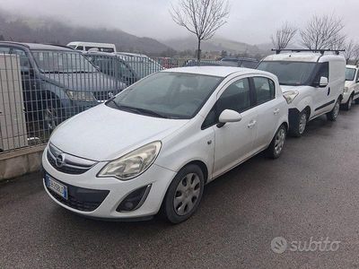 Begagnad Opel Corsa Club 86 HK (63 kW) 2011 Vit Halvkombi