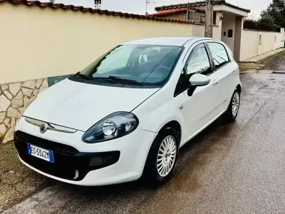 Usata Fiat Punto 69 CV (50 kW) 2011 Bianco Utilitaria