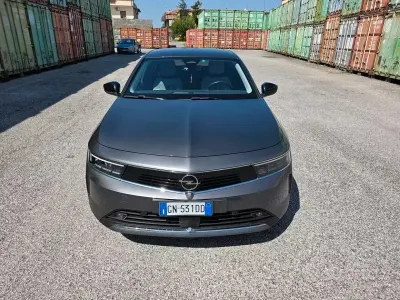 Usata Opel Astra Edition 131 CV (96 kW) 2023 Grigio Utilitaria