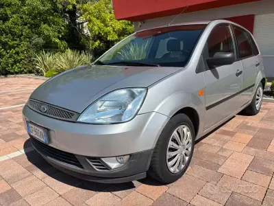Usata Ford Fiesta 68 CV (50 kW) 2003 Grigio Utilitaria