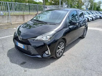 Usado Toyota Yaris Active 72 CV (52 kW) 2020 Negro Berlina