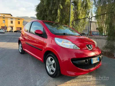 Usata Peugeot 107 68 CV (50 kW) 2009 Rosso Utilitaria