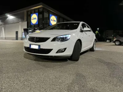 Usata Opel Astra Cosmo 160 CV (117 kW) 2010 Bianco Berlina