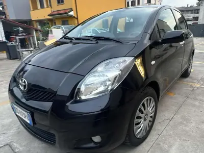 Usata Toyota Yaris Sol 69 CV (50 kW) 2011 Nero Utilitaria