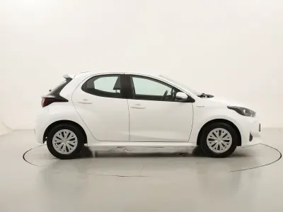 Usata Toyota Yaris Hybrid Business Edition 101 CV (74 kW) 2021 Biancobianco Utilitaria