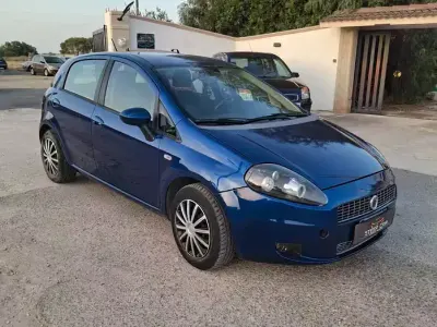 Usata Fiat Grande Punto 65 CV (47 kW) 2009 Bluazzurro Utilitaria