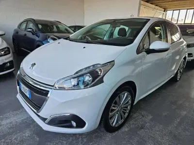 Begagnad Peugeot 208 Allure 82 HK (60 kW) 2016 Vit Halvkombi