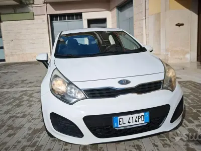 Usata Kia Rio 90 CV (66 kW) 2012 Bianco Berlina