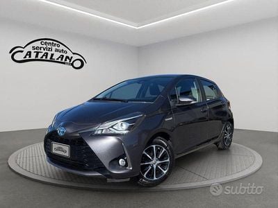 Usata Toyota Yaris Hybrid Trend 73 CV (53 kW) 2017 Grigio Berlina