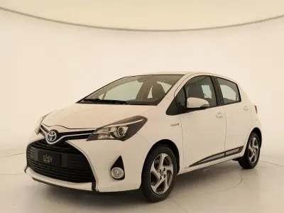 Usata Toyota Yaris Hybrid 73 CV (53 kW) 2015 Bianco Berlina