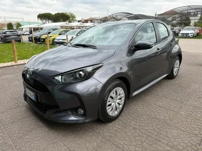 Begagnad Toyota Yaris Hybrid Trend 92 HK (67 kW) 2022 Grå Sedan