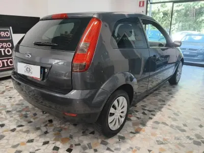 Usata Ford Fiesta Ambiente 75 CV (55 kW) 2004 Grigio Utilitaria