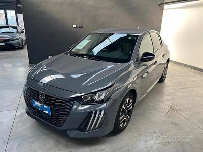 Usata Peugeot 208 Allure 101 CV (74 kW) 2025 Grigio Utilitaria