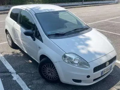 Usata Fiat Grande Punto 75 CV (55 kW) 2008 Bianco Utilitaria