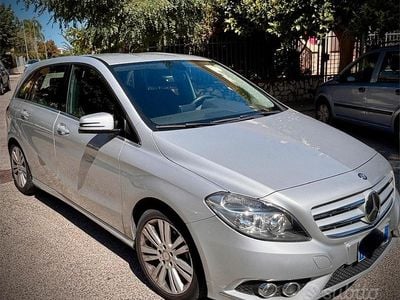 Usata Mercedes B180 122 CV (89 kW) 2012 Grigio Monovolume