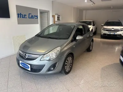 Usata Opel Corsa Edition 86 CV (63 kW) 2013 Grigio Utilitaria