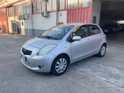 Usata Toyota Yaris 87 CV (63 kW) 2008 Grigio Utilitaria
