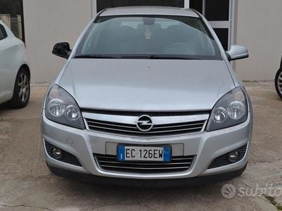 Usata Opel Astra Edition 110 CV (80 kW) 2010 Grigio Station wagon