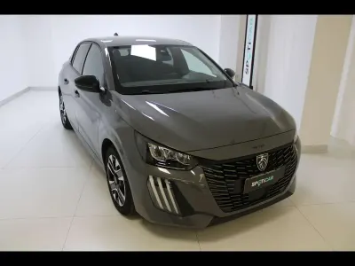 Usata Peugeot 208 Allure 101 CV (74 kW) 2025 Grigio selenium Utilitaria