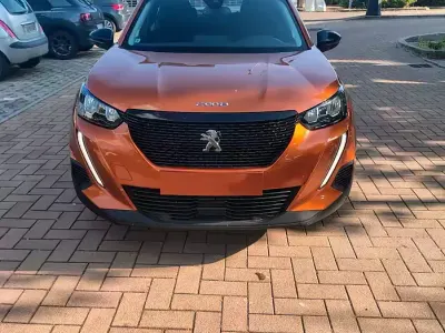 Usata Peugeot 2008 Active 131 CV (96 kW) 2022 Arancione SUV