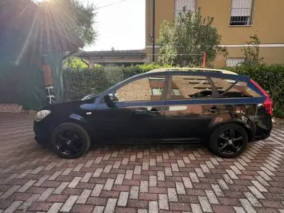 Usata Kia Ceed 90 CV (66 kW) 2011 Nero Utilitaria