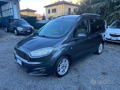 Usata Ford Tourneo Courier Titanium 95 CV (69 kW) 2016 Grigio Monovolume