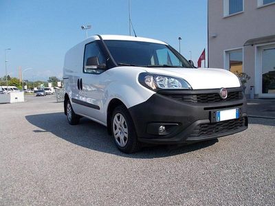 Usata Fiat Doblò Lounge 105 CV (77 kW) 2022 Bianco / pastello Monovolume