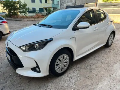 Usata Toyota Yaris Hybrid Business Edition 92 CV (67 kW) 2021 Bianco Berlina