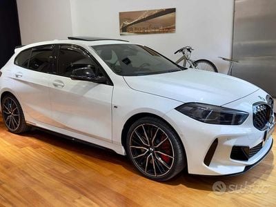 Begagnad BMW M135 Efficient Dynamics 305 HK (224 kW) 2024 Vit Halvkombi